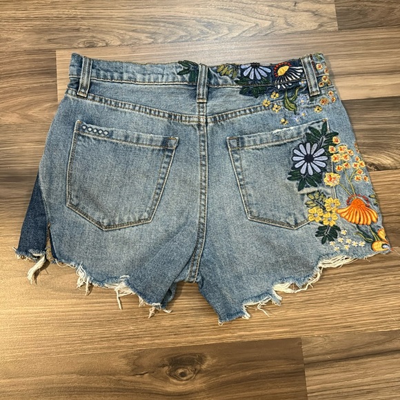 Blank NYC Embroidered Multicolored Floral The Barrow Blue Denim Zip Up Shorts 26 - Picture 4 of 14